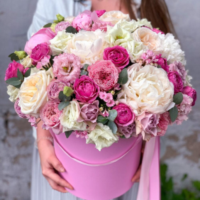  Kemer Florist Elegantes Arrangement in einer rosa Box