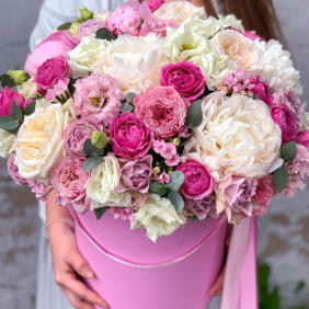  Kemer Florist Elegantes Arrangement in einer rosa Box