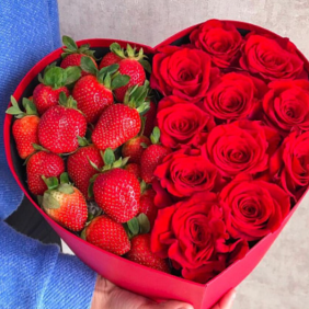 Kemer Çiçek Siparişi Kalp kırmızı kutuda 11 kırmızı Gül ve çilek